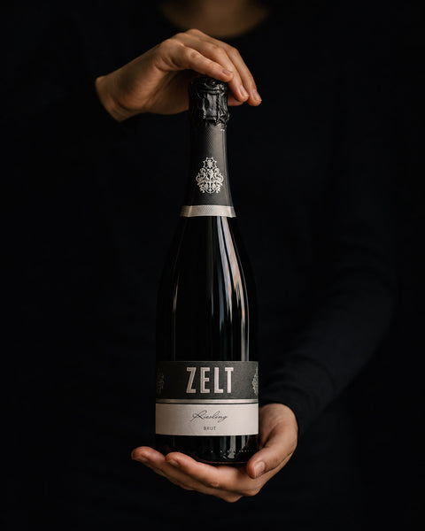 Weingut Zelt Riesling Sekt Flaschengärung präsentation gehalten von zwei händen