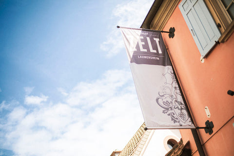 Weingut Zelt Flagge direkt vorm Weingut in Laumersheim Pfalz
