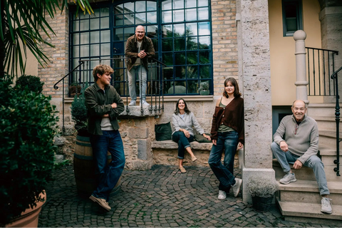 Familienfoto von Weingut Mario Zelt aus Laumersheim in der Pfalz im Innenhof Ihres Weingutes