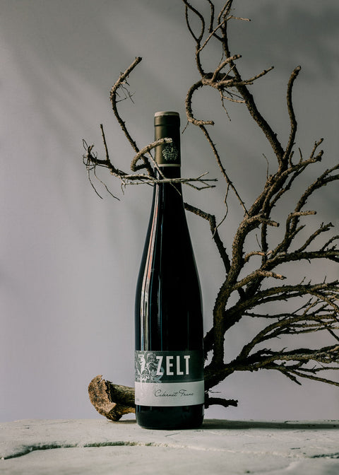 Cabernet Franc vom Weingut Zelt in Laumersheim, Pfalz, umschlungen von einem Ast