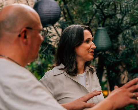 Susanne Zelt und Mario Zelt von Weingut Mario Zelt aus Laumersheim in der Pfalz im Gespräch