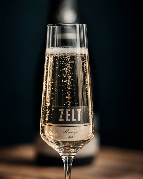 Glas Winzersekt Riesling Brut vor der Sektflasche, Weingut Zelt in Laumersheim, Pfalz