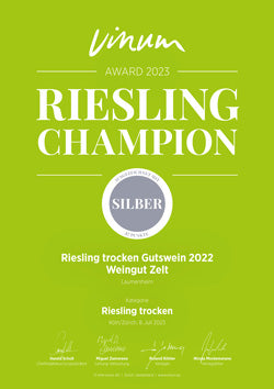 Riesling Champion 2023 für den Riesling trocken Gutswein von Mario Zelt, verliehen von Vinum. 