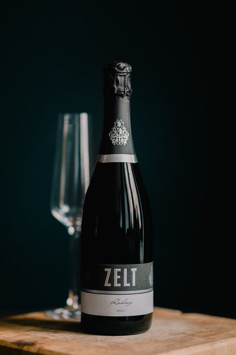 Weingut Mario Zelt - Winzersekt Riesling Brut auf einem altem, rustikalen Holzblock 