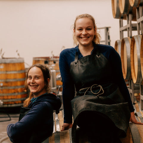 Die beiden Azubis von Weingut Mario Zelt aus Laumersheim in der Pfalz
